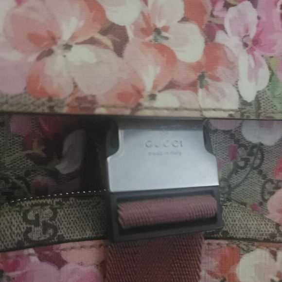 GucciSmall GG Supreme Blooms Single Buckle Backpack - Picture 10 of 11